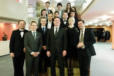 Brgermeisterkandidat fr Stahnsdorf Daniel Mhlner mit den Gsten der JU